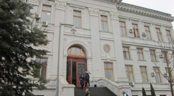 rectorul universitatii din craiova este acuzat ca a distrus o facultate pentru un capriciu