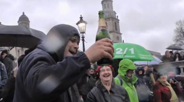 opozantii fostului premier margaret thatcher au sarbatorit in centrul londrei