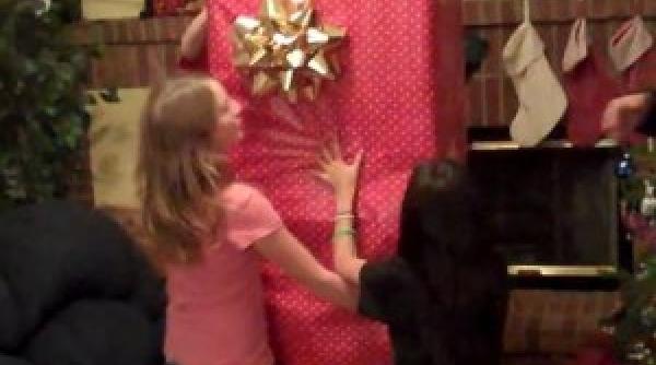 video surpriza incredibila pe care o are o fetita de 11 ani cand desface un cadou nu ma asteptam la asta