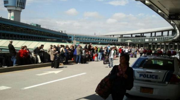 aeroportul laguardia din new york evacuat dupa gasirea unui pachet suspect obama atentatul de la boston un act terorist
