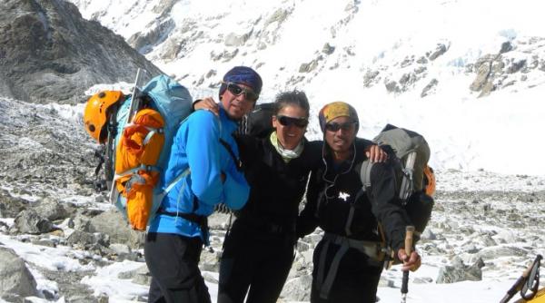 doi alpinisti romani se pregatesc in nepal pentru o ascensiune pe un varf cunoscut doar din poze
