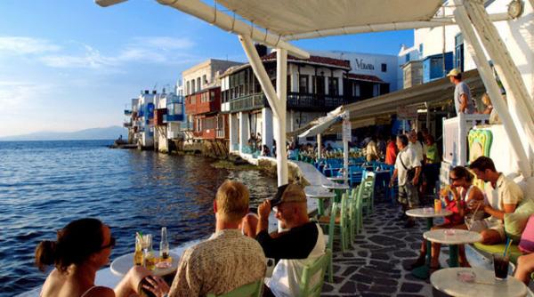 mykonos town orasul in forma de amfiteatru