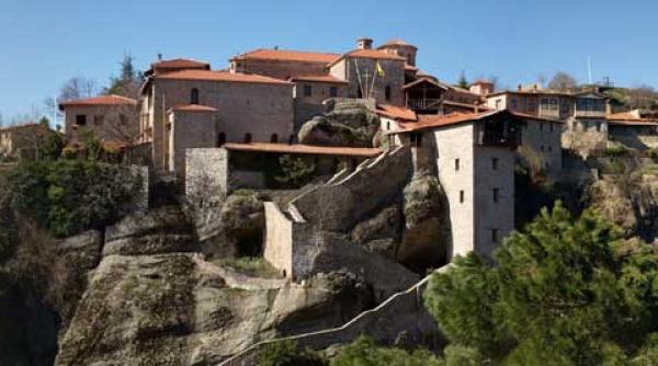 muntele credintei inchinare la manastirile suspendate