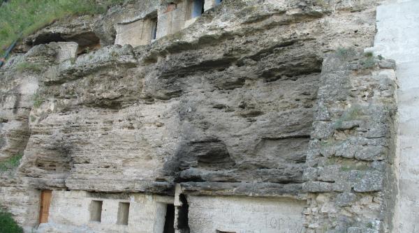 tipova o biserica o mie de taine