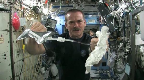 cum se stoarce o carpa uda in spatiu video