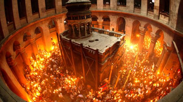 povestea aprinderii miraculoase a sfintei lumini in sambata cea mare a sfintelor pasti la ierusalim