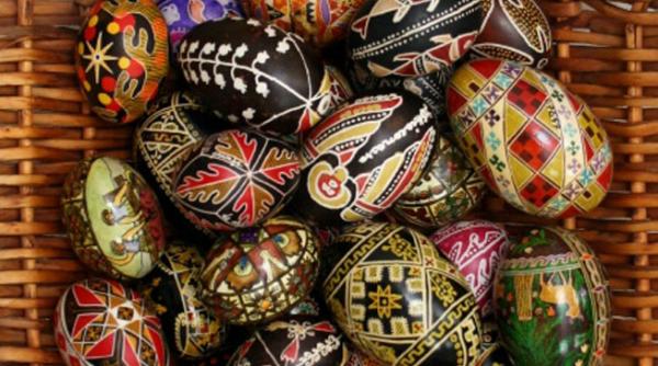 expozitie de oua incondeiate la muzeul taranului roman si targ de florii