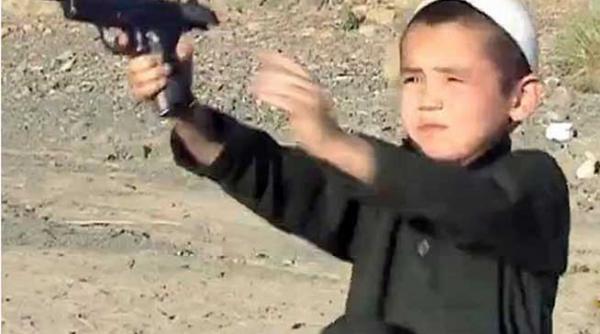 video micutii talibani copii de cinci ani folosind arme de foc in tabere de pregatire din afganistan