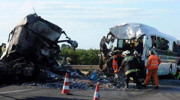 accident in dambovita un mort si cinci raniti dupa ce un microbuz s a ciocnit cu un autobuz