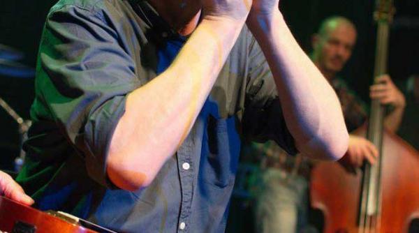 cinste lor nightlosers canta in clubul taranului