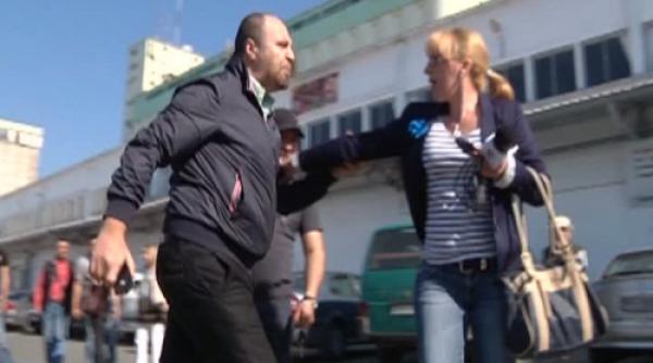 jurnaliste agresate sub ochii politiei video
