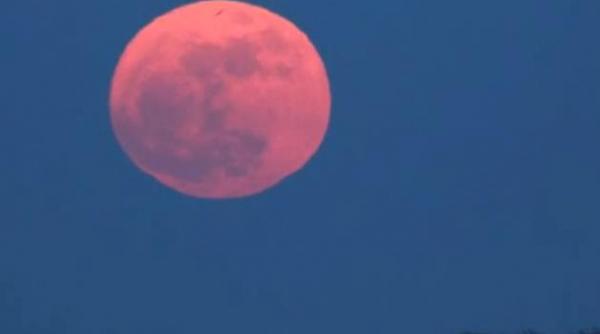 luna roz cum s a vazut in europa spectaculosul fenomen astronomic video