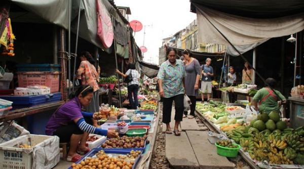 video cei care vin aici isi risca viata in fiecare moment ce se intampla in aceasta piata de opt ori pe zi