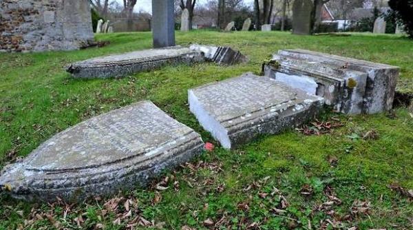 descoperire macabra intr un cimitir din marea britanie ce a gasit un barbat in timp ce si plimba cainele