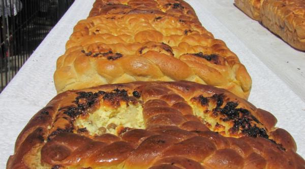 in ajunul floriilor maramuresenii si bucovinenii au copt impreuna pasca gigant de 15 metri lungime