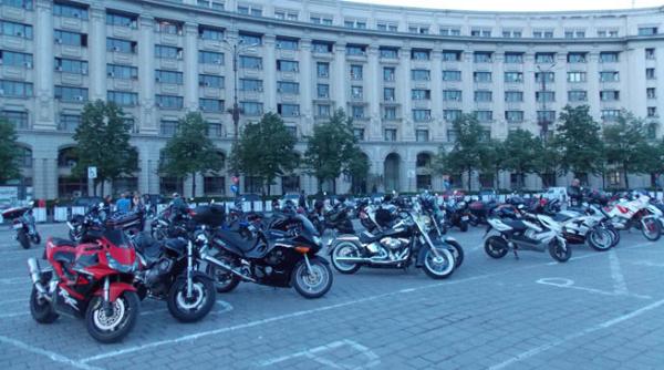 iubitorii de doua roti au manifestat prin muzica in piata constitutiei