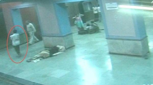 scene incredibile in india un bebelus de doua luni rapit chiar de langa mama sa video