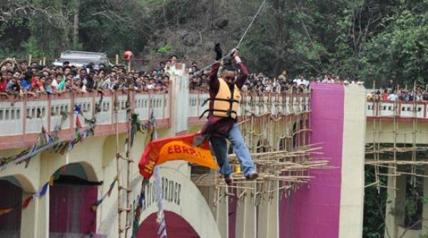 imagini cutremuratoare un cascador moare in timp ce traverseaza un rau cu o tiroliana atasata de propriul par video