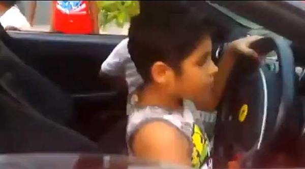 video un pusti de noua ani la volanul unui ferrari care prinde 100 km h in 4 secunde