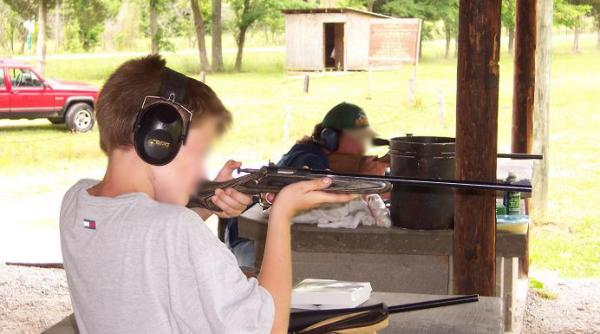 un copil de cinci ani si a omorat sora cu pusca pe care o primise cadou de ziua lui