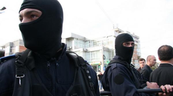 scandal cu bate si cutite intr un bar din buzau si apoi in curtea spitalului judetean