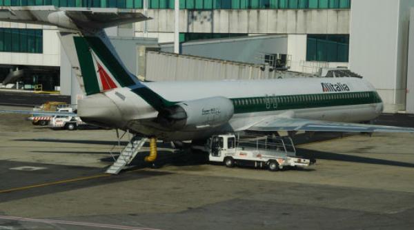 sute de arestari la alitalia pentru furt din bagaje