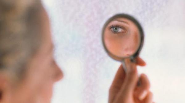 oglinda oglinjoara reactia unei anorexice cand s a vazut in oglinda pentru prima data dupa un an de zile