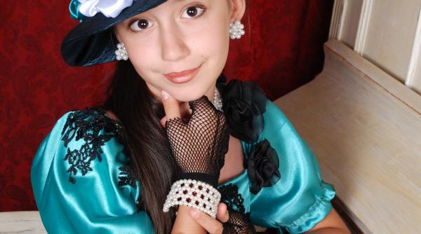 elleny pendefunda artista ieseana de numai 12 ani expune in cadrul festivalului jos palaria de ziua adolescentului