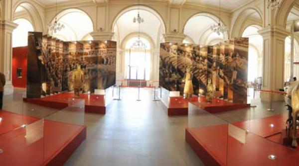 ce poveste spune expozitia comorile chinei matasea care a tesut tarile romane