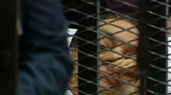 hosni mubarak la un tribunal din cairo pentru un nou proces