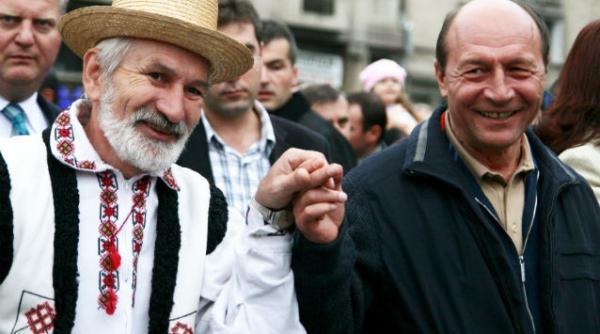 presedintele traian basescu printre miile de participanti la o serbare campeneasca in comuna pestera