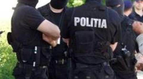 trei romani suspectati ca au incendiat mai multe masini au fost dati in urmarire internationala