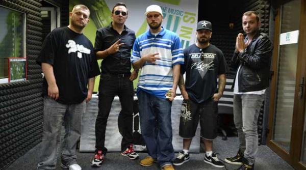 b u g mafia a cantat live la radio zu video