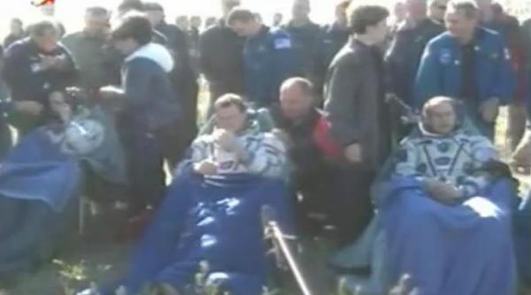 chris hadfield si alti doi astronauti de pe statia spatiala internationala au revenit pe pamant video