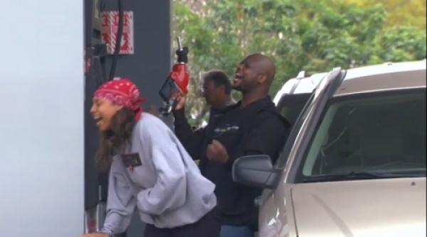 farsa la benzinarie o familie canta pentru a primi benzina gratis video