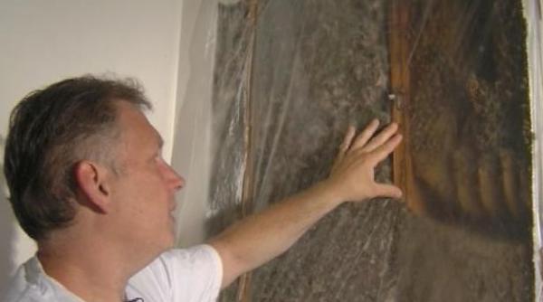 a incremenit cand a vazut asa ceva ce a descoperit un barbat in peretele dormitorului video