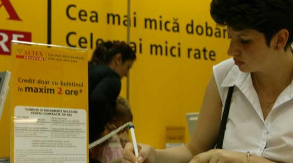 romanii rau platnici sunt furiosi pe banci pentru datoriile acumulate si isi asuma intr o masura foarte mica greselile personale