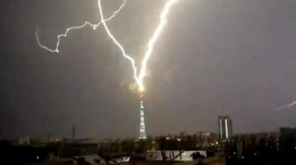 imagini spectaculoase momentul in care turnul televiziunii din sankt petersburg este lovit de fulger video