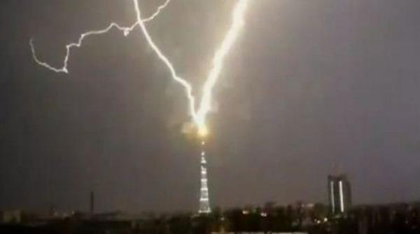 turnul televiziunii din st petersburg lovit de fulger postul si a intrerupt emisia cateva minute video