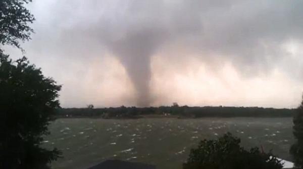 tornada devastatoare in texas 6 morti 100 de raniti si zeci de case distruse video