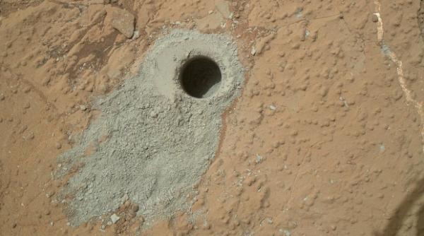 roverul curiosity a forat intr o noua roca pe marte ce cauta robotul pe planeta rosie