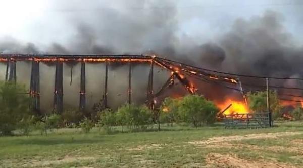 imagini spectaculoase momentul in care un pod feroviar construit in urma cu un secol se prabuseste ca un domino video