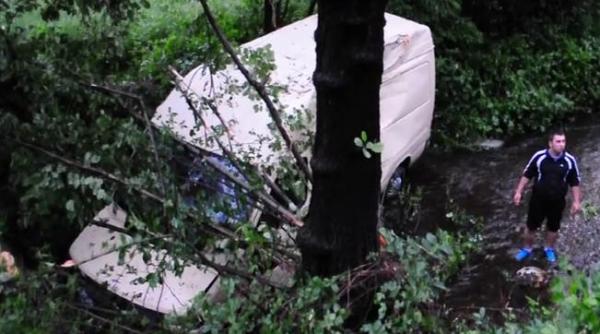 accident grav in hunedoara sase persoane au fost ranite dupa ce un microbuz a cazut in rau