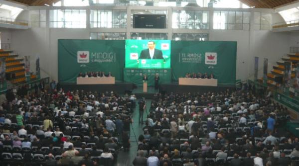 participare numeroasa imnul si steagul secuiesc dar si ironii fine la congresul udmr