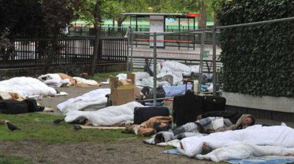 tabara de romi in centrul londrei regina isi protejeaza oamenii de aia am venit din romania