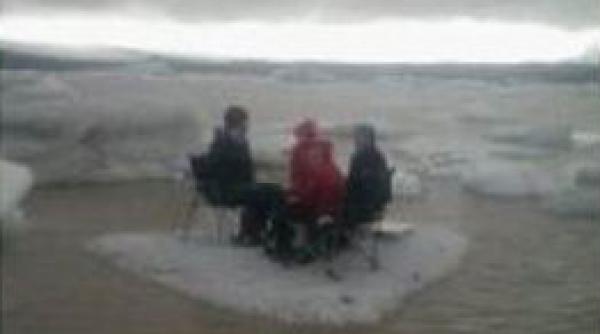 cinci turisti americani gasiti plutind pe un ghetar in jurul unei mese de picnic