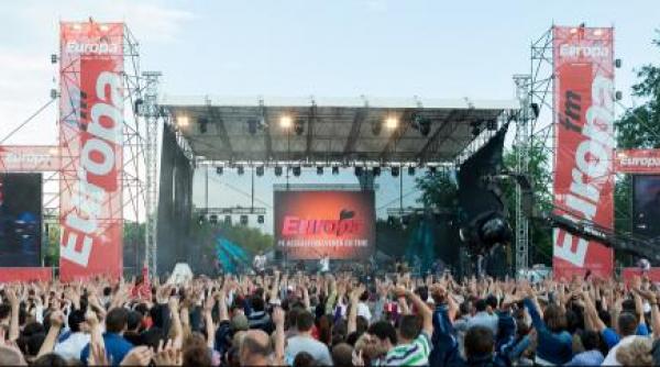 cornel ilie liderul trupei vunk si a sarbatorit ziua de nastere alaturi de 10 000 de invitati