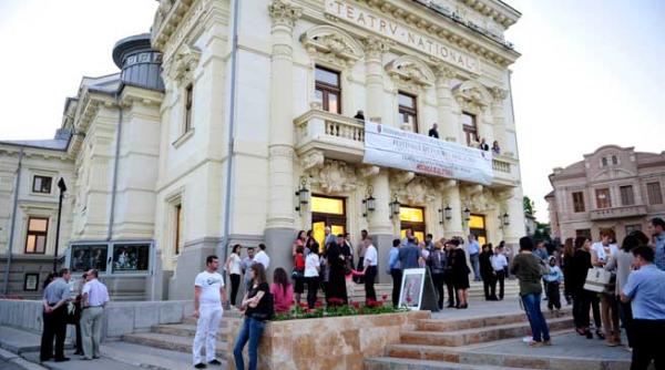 teatrul din caracal isi confirma menirea ca si acum un secol astazi vin aici sa joace marii actori istoria poate sa musteasca de lumina