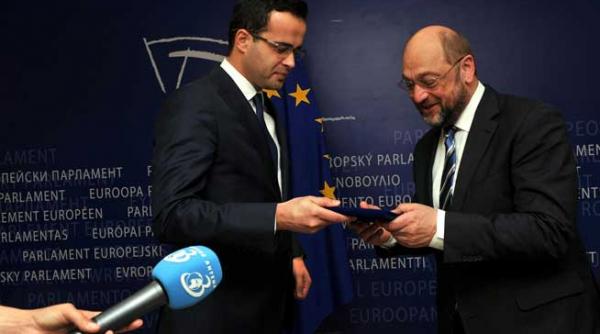 mihai gadea i a facut cadou lui martin schulz o stea de pe drapelul ue realizat de antena 3