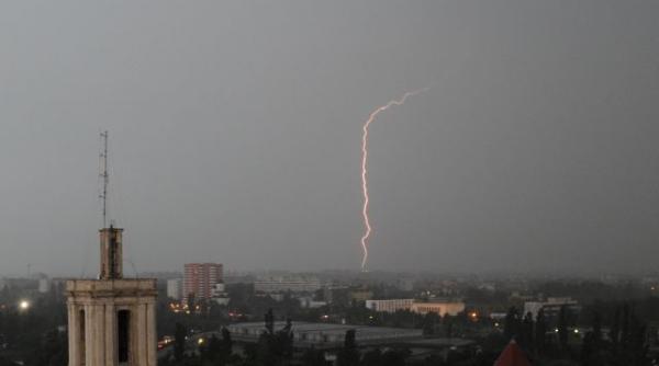 ploi torentiale grindina si vijelii in toata tara informarea meteo valabila de maine dimineata pana vineri la ora 18 00